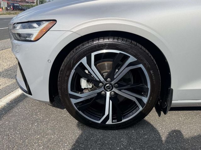 2023 Volvo S60 B5 Plus Dark Theme